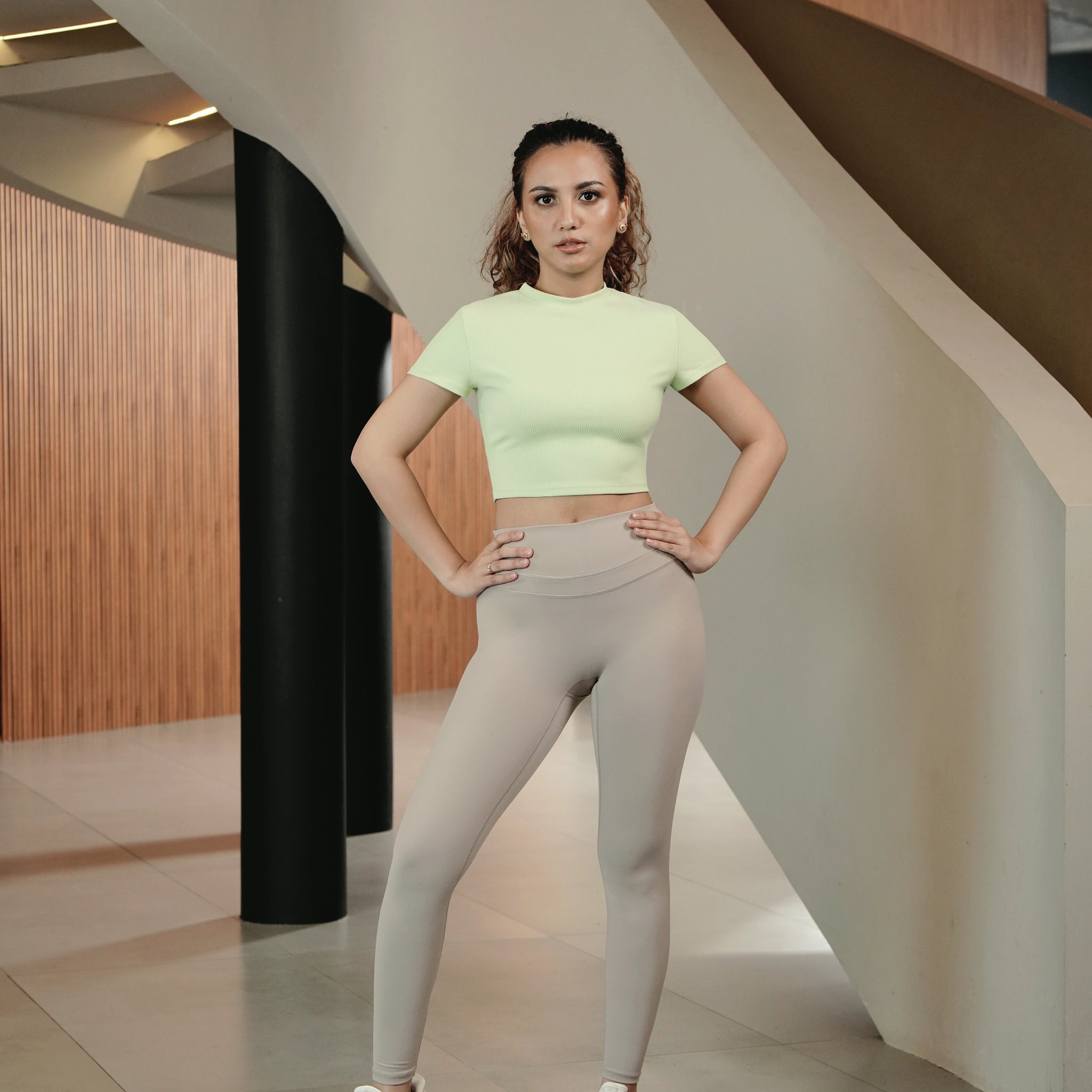 YARAQI Ribbed Short Sleeve Crop Top