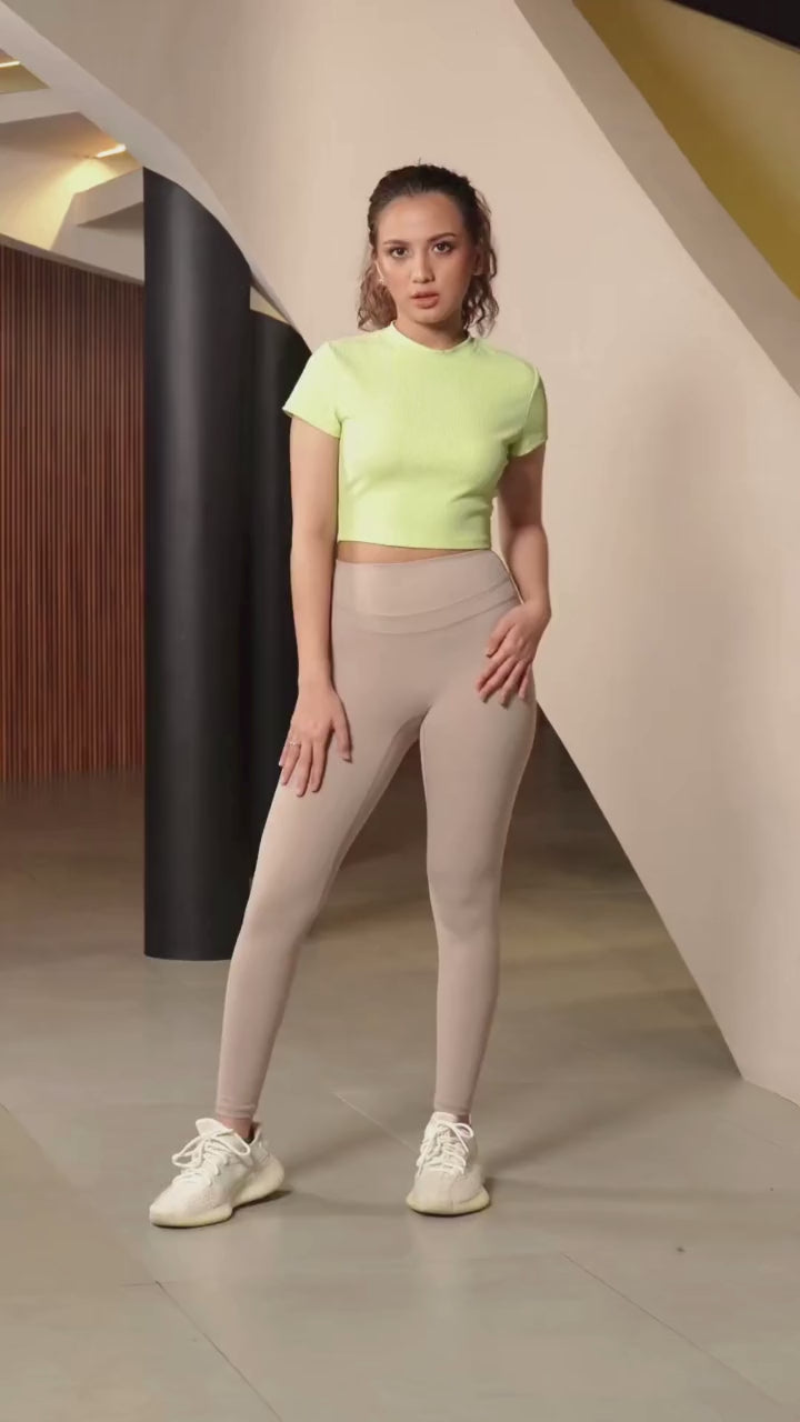YARAQI Ribbed Short Sleeve Crop Top